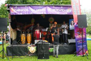 Scène du Carnaval du monde de Repentigny avec les percussions et les bannières