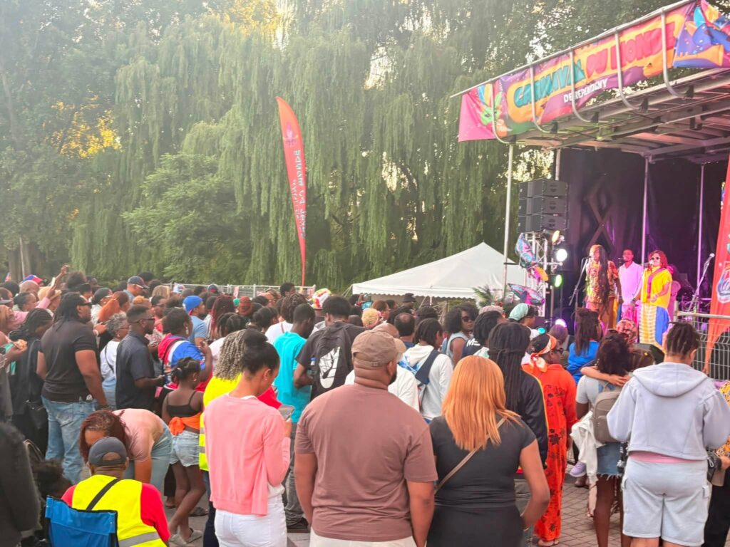 Kiosques et festivaliers au Carnaval du monde de Repentigny 2026