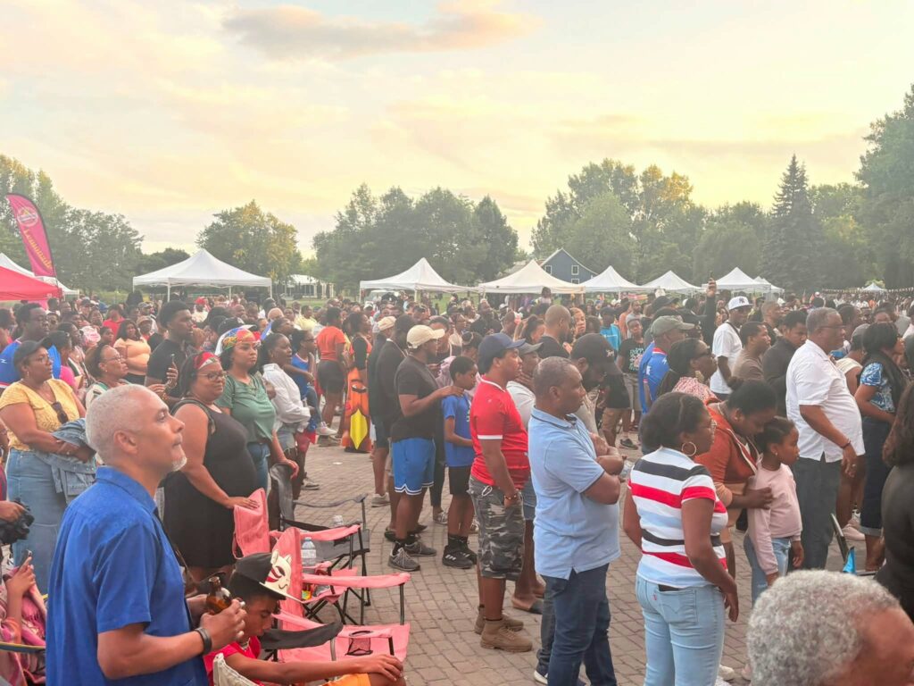 La foule devant la scène du Carnaval du monde de Repentigny