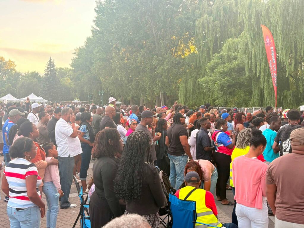 Des milliers de festivaliers au coucher du soleil lors du Carnaval