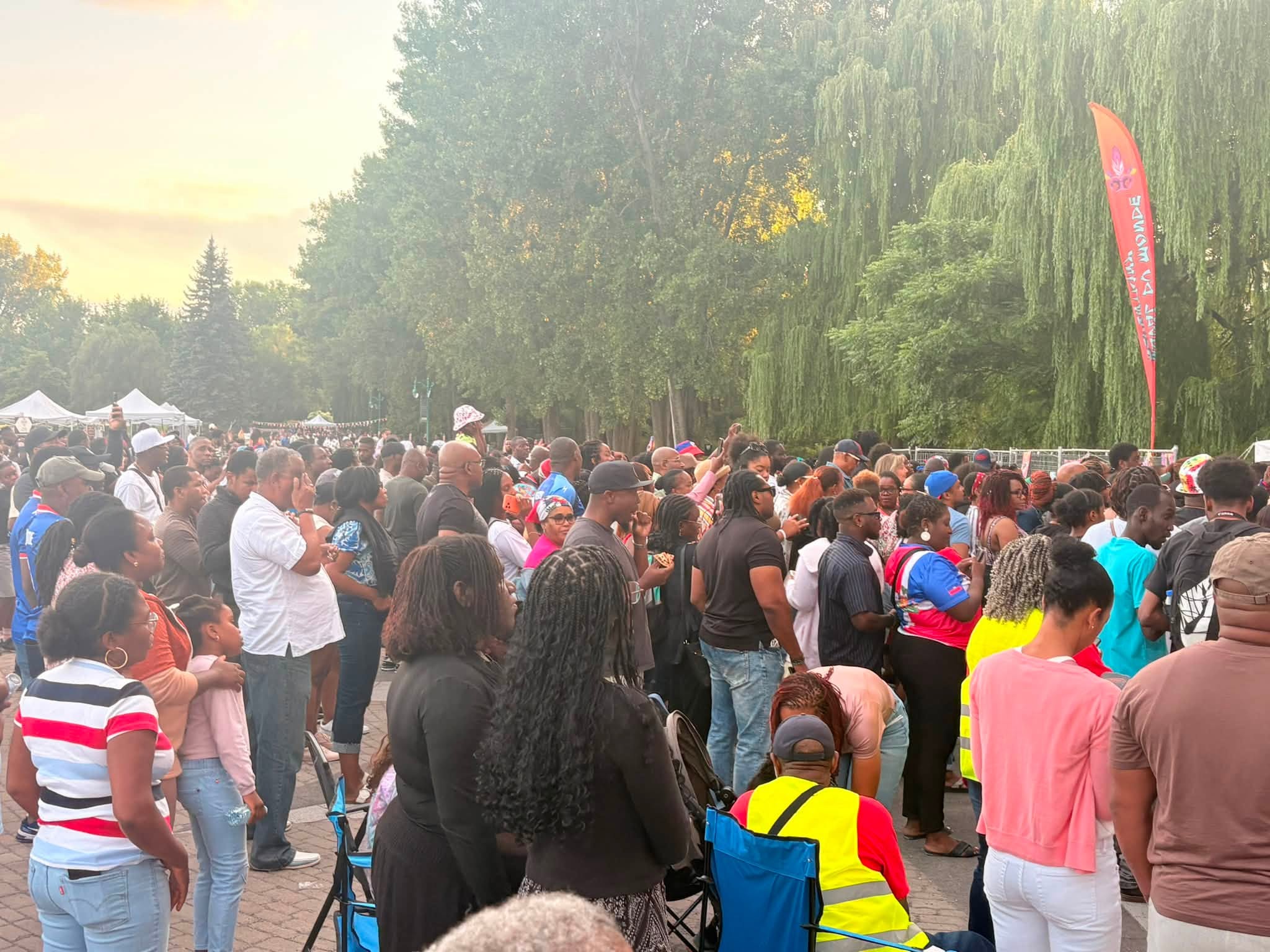 Des milliers de festivaliers au coucher du soleil