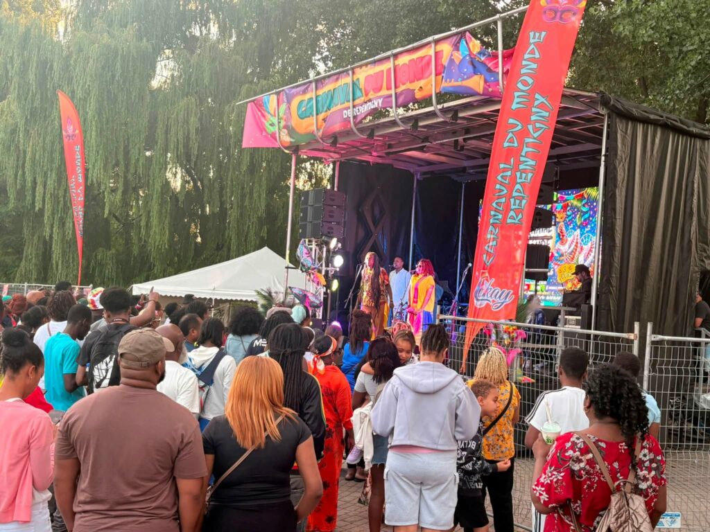 Le public captivé par le spectacle en soirée au Carnaval du monde