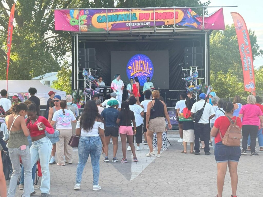 Artistes en prestation sur la scène du Carnaval du monde de Repentigny