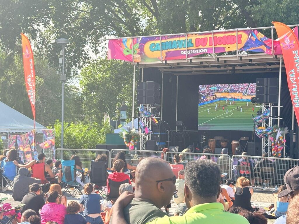 Le public rassemblé devant l’écran géant pour la finale de la Coupe du monde de soccer
