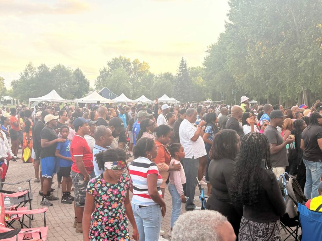 Foule nombreuse au coucher du soleil devant les kiosques du Carnaval