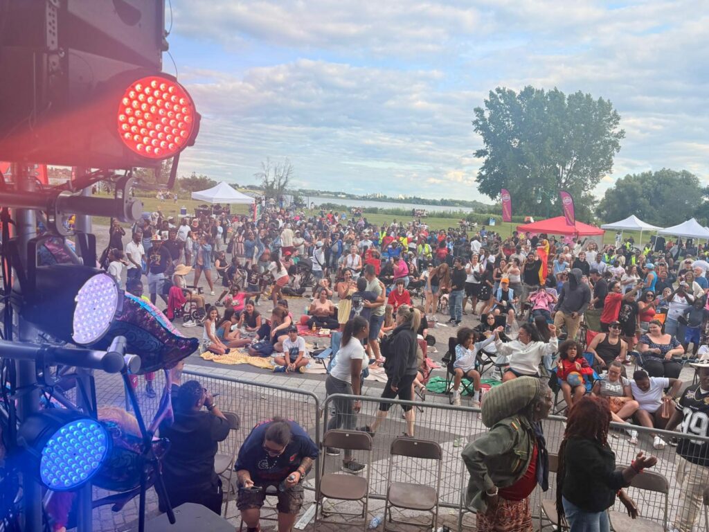 Vue depuis la scène : le public danse sous les projecteurs du Carnaval