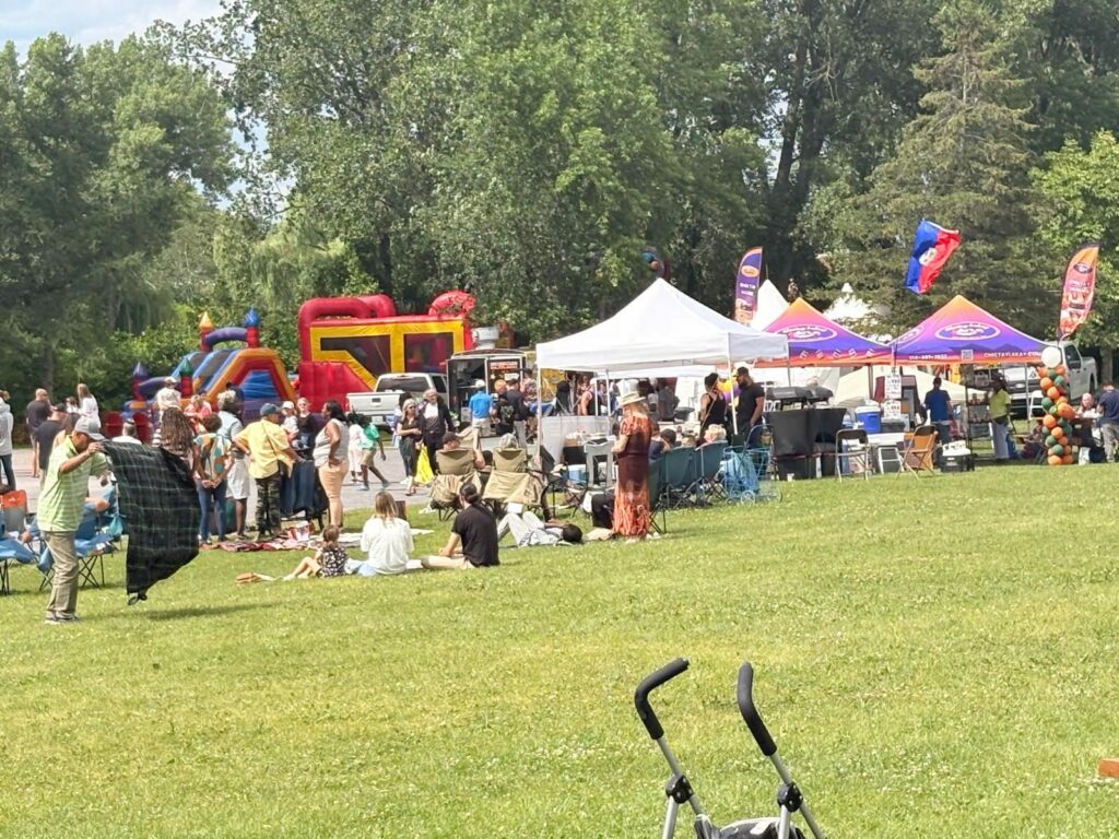 Familles et jeux gonflables sur le site du Carnaval du monde de Repentigny