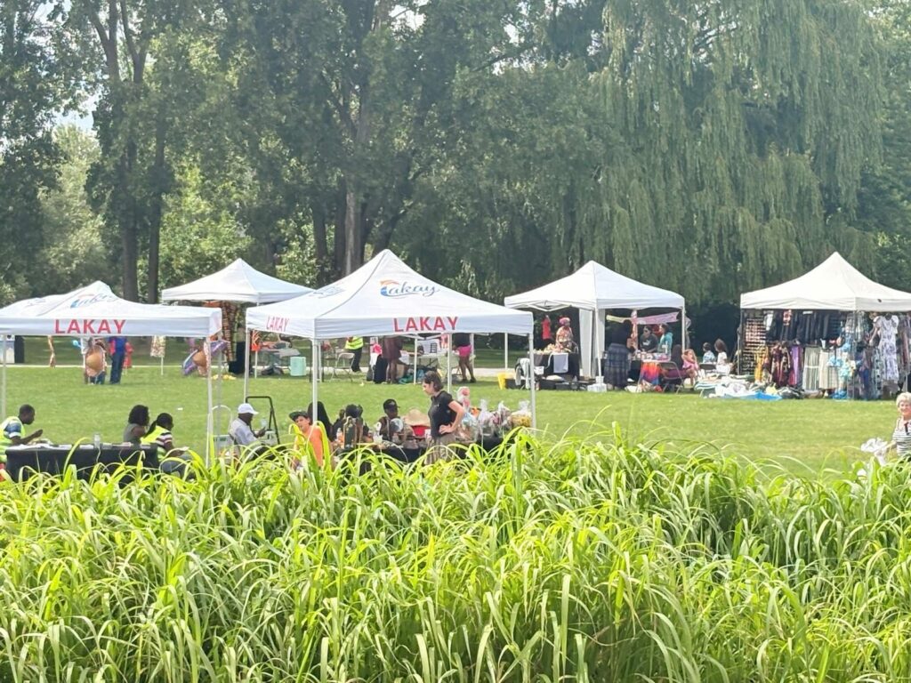 Les kiosques Lakay et les exposants installés sur la pelouse du parc de l’Île-Lebel