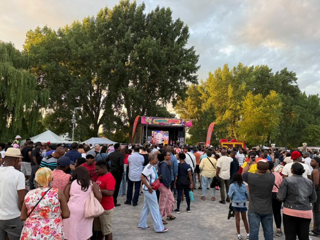 La scène du Carnaval du monde sous un ciel de fin de journée