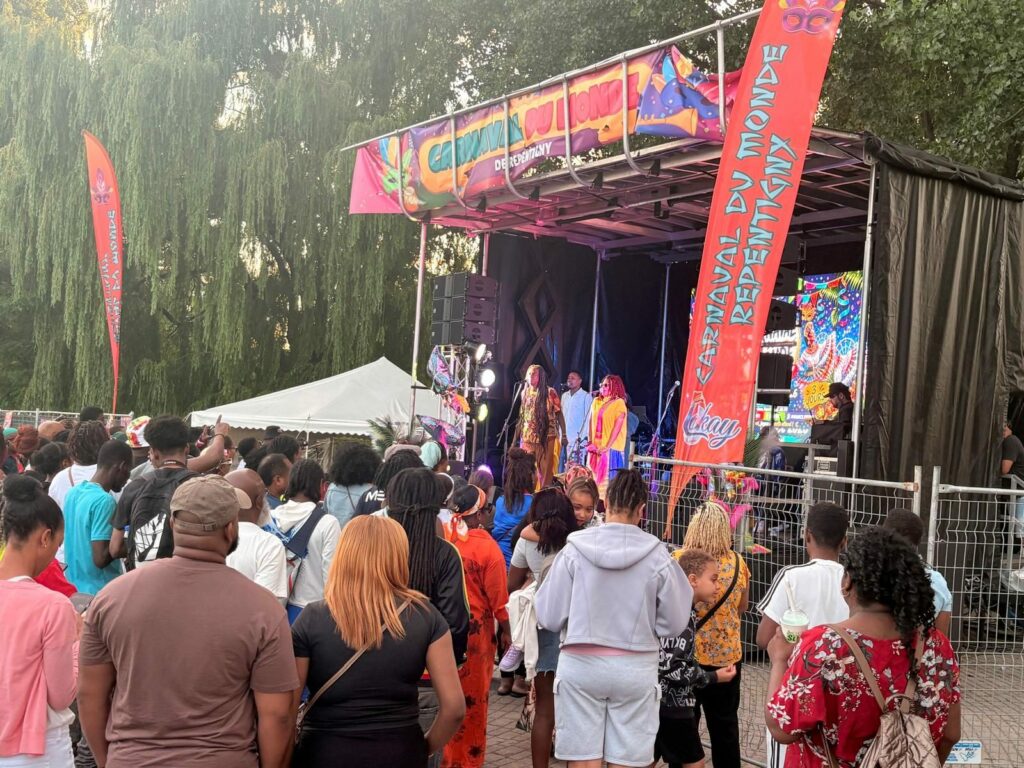 Spectacle en costumes colorés sur la scène du Carnaval devant le public