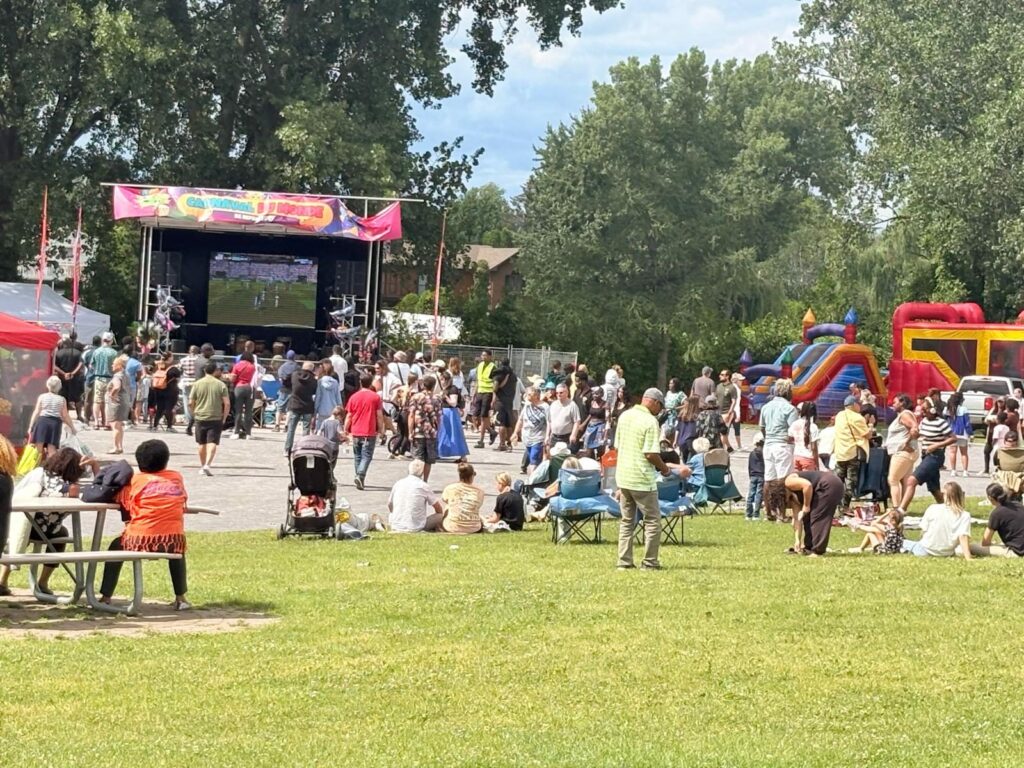 Vue d’ensemble du site du Carnaval : scène, kiosques et jeux gonflables